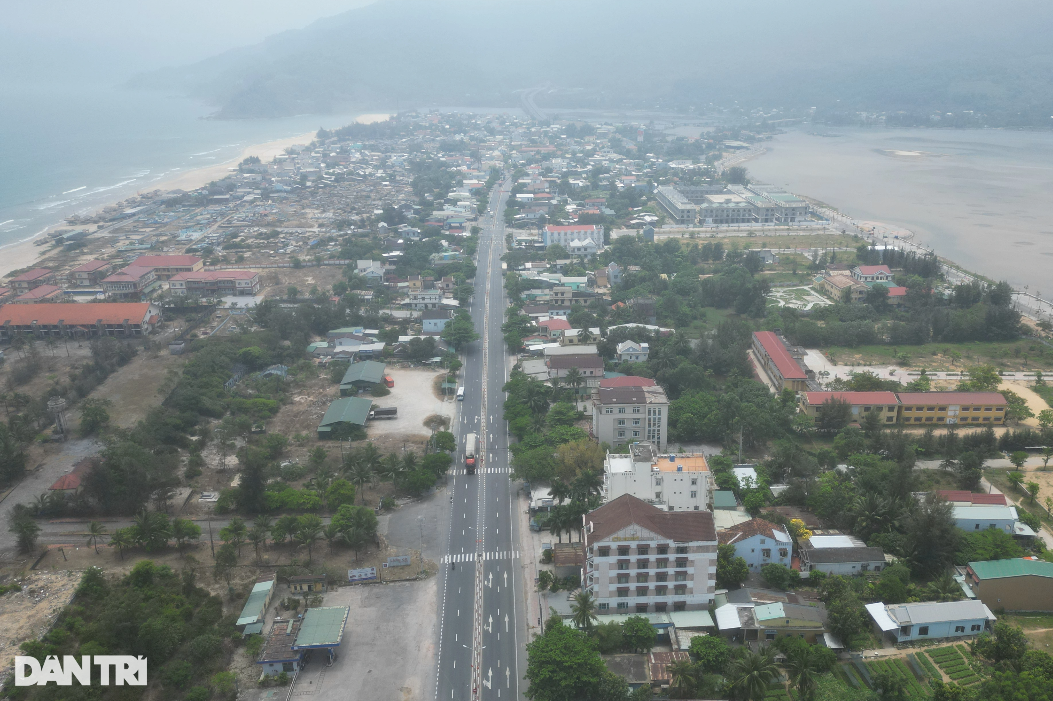 Gallery - Ngắm vịnh Lăng Cô đẹp mờ ảo trong sương | Báo Dân trí