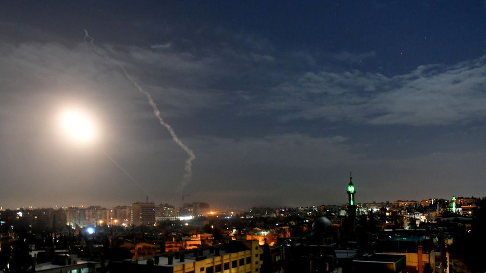 Video phòng không Syria khai hỏa đánh chặn tên lửa nghi của Israel - 1 Video phòng không Syria khai hỏa đánh chặn tên lửa nghi của Israel - 1