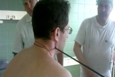 Đi dạo trong công viên, bị tên “lạc” bắn xuyên cổ