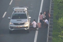 Dừng ô tô trên đường cao tốc để thay lốp, tài xế bị phạt 13 triệu đồng