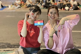 Muôn kiểu chờ xem diễu binh 30/4: Dựng lều, đắp chăn ngủ giữ chỗ - 2