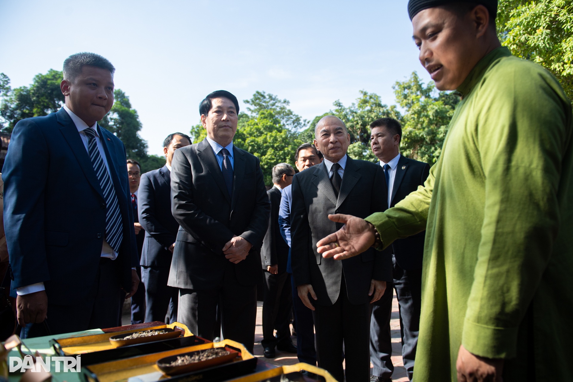 Chủ tịch nước Lương Cường và Quốc vương Campuchia thưởng trà ở Văn Miếu - 4 Chủ tịch nước Lương Cường và Quốc vương Campuchia thưởng trà ở Văn Miếu - 4