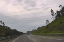 Tài xế ô tô "vãi" đất ra đường, bị người dân phản ánh tới Cục trưởng CSGT