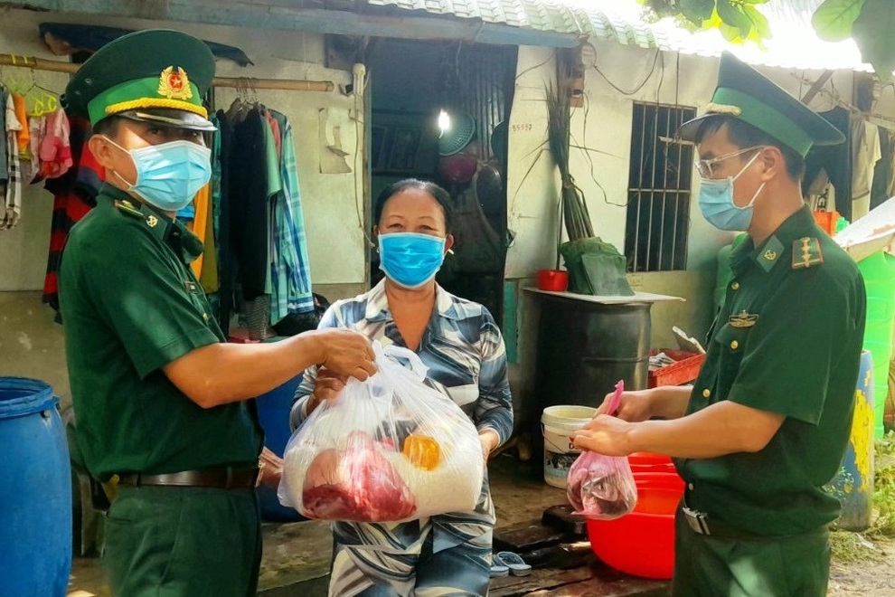 Bộ đội Biên phòng mổ heo, mua gạo... tặng bà con xã đảo khó khăn - 4 Bộ đội Biên phòng mổ heo, mua gạo... tặng bà con xã đảo khó khăn - 4