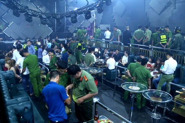 Hàng trăm người sử dụng ma tuý trong quán bar, karaoke
