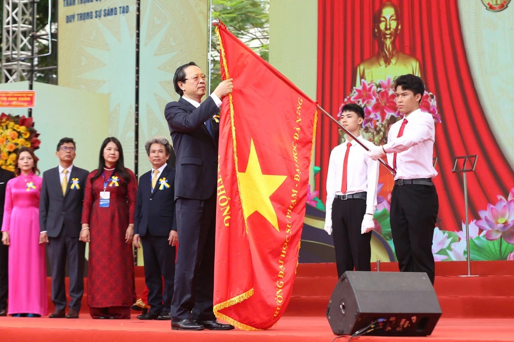 दानंग शिक्षा विश्वविद्यालय को द्वितीय श्रेणी श्रम पदक से सम्मानित किया गया - 1 Trường Đại học Sư phạm Đà Nẵng được tặng Huân chương Lao động hạng Nhì - 1