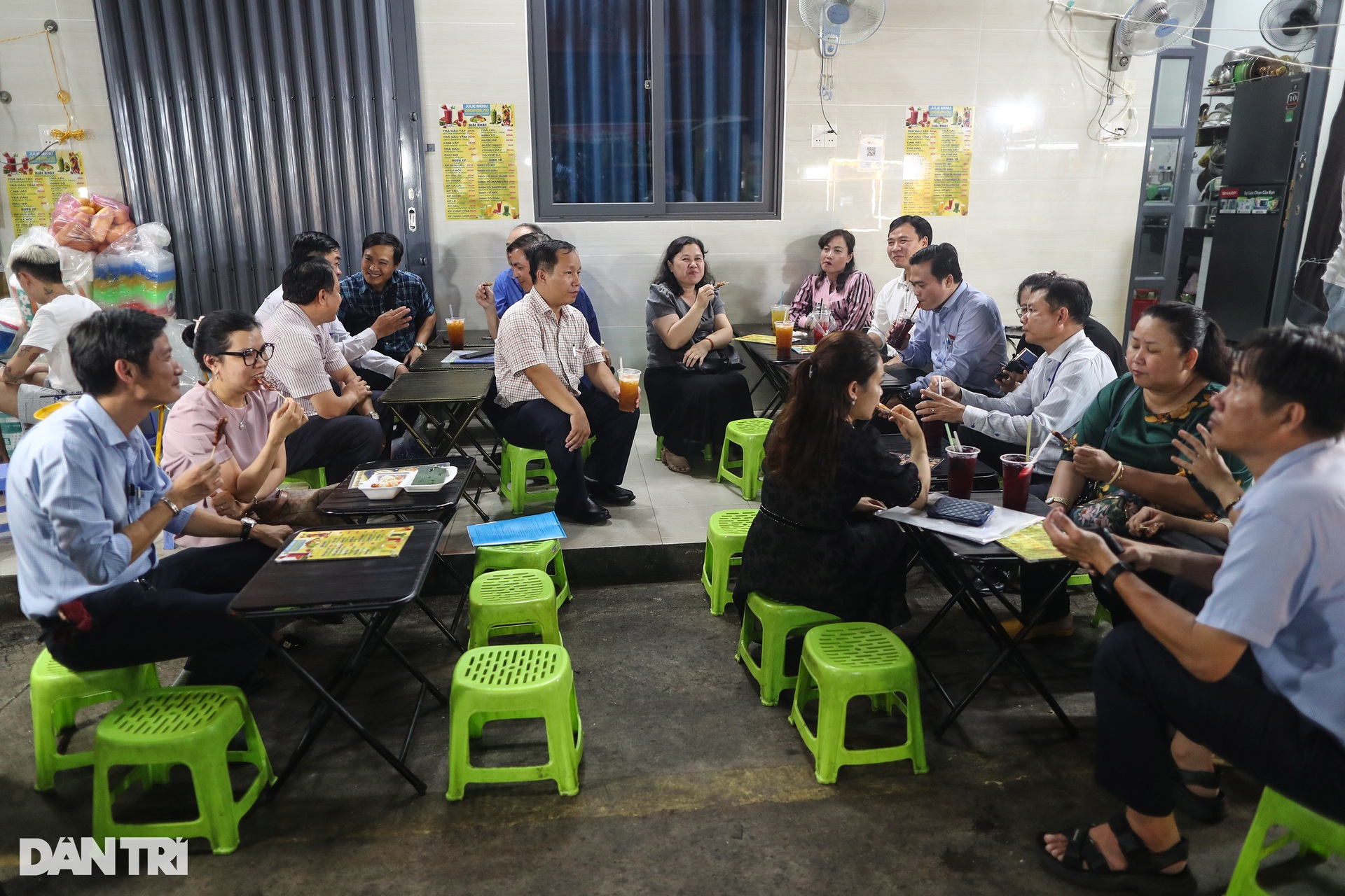 Kiểm tra đột xuất Phố ẩm thực Hồ Thị Kỷ: Thiếu bãi xe, ít nhà vệ sinh - 12 Kiểm tra đột xuất Phố ẩm thực Hồ Thị Kỷ: Thiếu bãi xe, ít nhà vệ sinh - 12