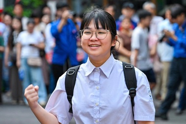 Sĩ tử Hà Nội tràn đầy tự tin bắt đầu môn thi ngữ văn vào lớp 10