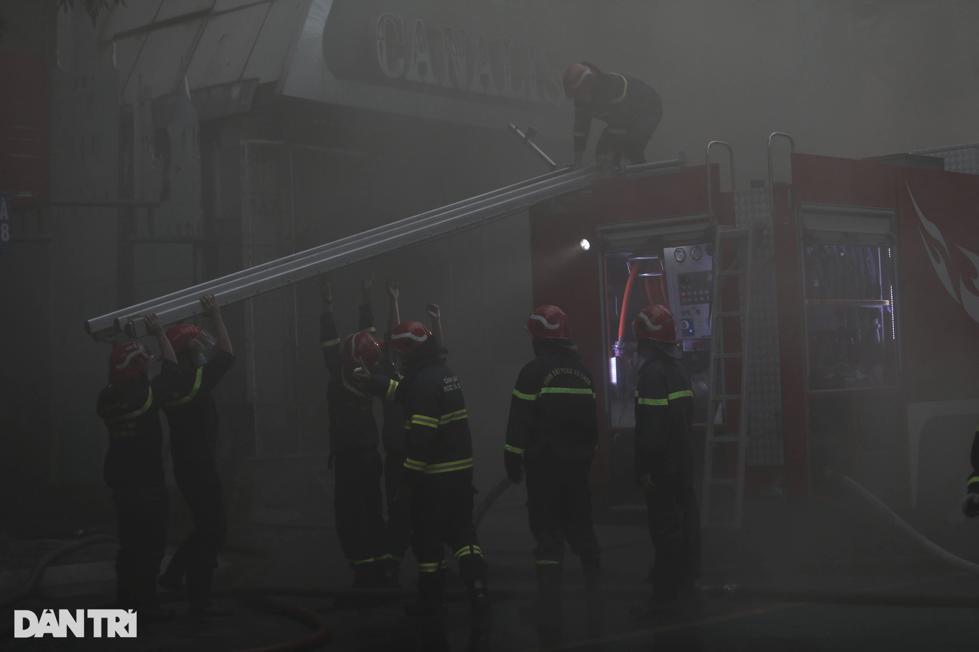 Cháy lớn ở trung tâm TPHCM, nhiều người ôm tài sản thoát khỏi hiện trường - 2