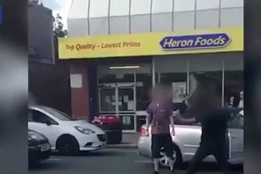 Video hai thanh niên Anh chọn nhầm người để gây sự