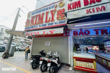 Loạt cửa hàng kim cương vẫn im lìm, nhiều khách nôn nóng bán giảm giá qua mạng