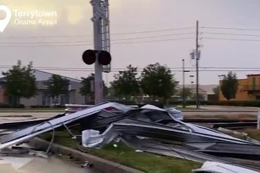 Siêu bão Zeta càn quét Mỹ: Nhà cửa bị thổi tung, xe tải đổ la liệt