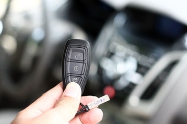 Làm gì nếu khóa cửa xe quá "thông minh"?