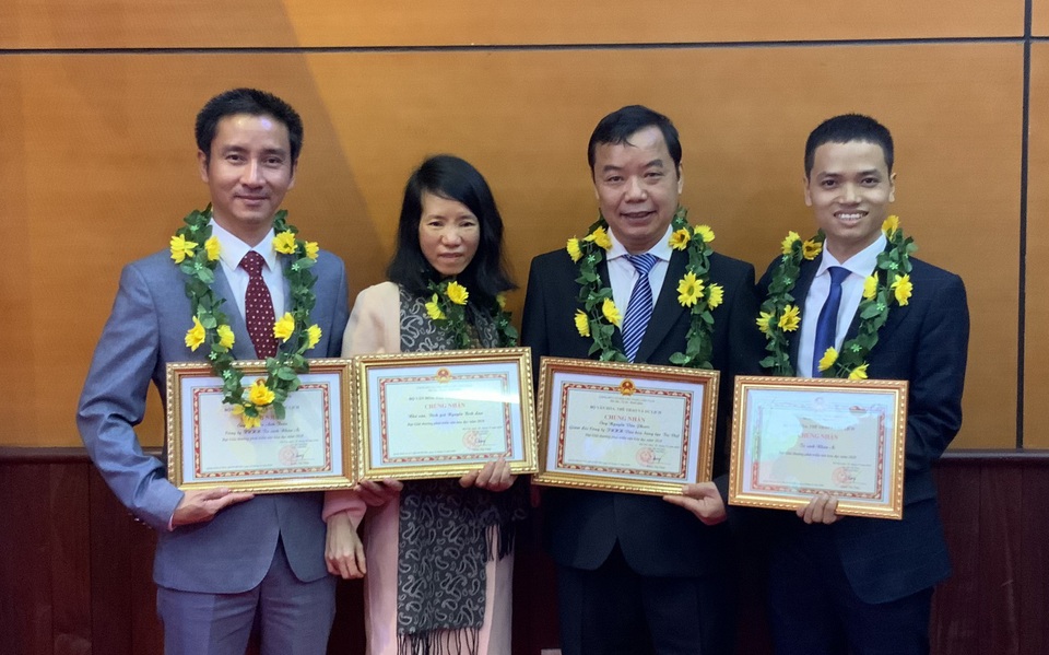 Giám đốc công ty First News được tặng giải thưởng phát triển văn hóa đọc - 2 Giám đốc công ty First News được tặng giải thưởng phát triển văn hóa đọc - 2