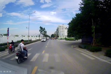 Người phụ nữ đi xe máy lạng lách rồi tự ngã vào đầu ô tô