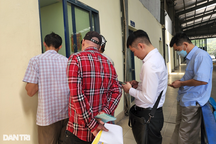 Miễn đăng kiểm xe mới, chủ xe vẫn phải xếp hàng chờ lấy phiếu