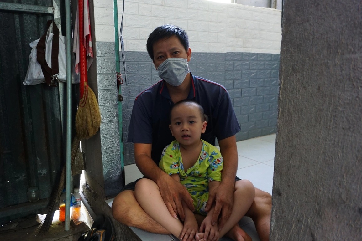 Mẹ nghèo nuốt nước mắt nghe 2 con thơ bị ung thư gào khóc đau đớn - 2 Mẹ nghèo nuốt nước mắt nghe 2 con thơ bị ung thư gào khóc đau đớn - 2