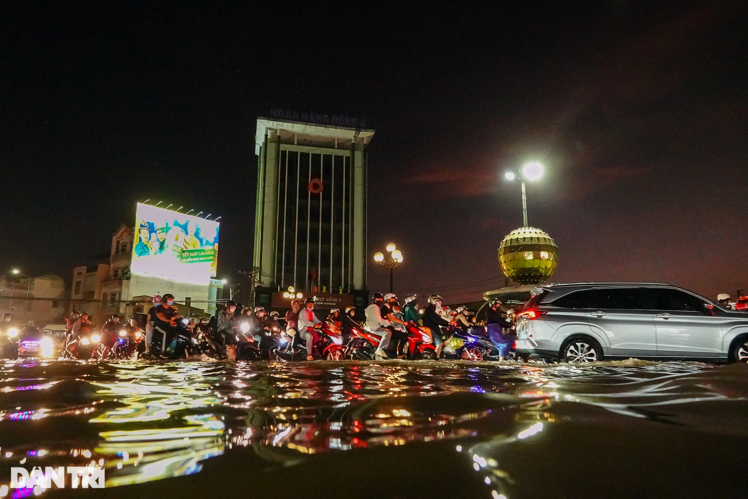 Dân vừa đón Tết vừa chạy ngập: Giờ mới thấy nước dâng vào đầu năm mới - 1