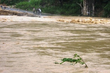 San lấp các điểm sạt lở, quốc lộ 217 thông tuyến