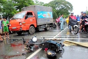 Lao vào đầu xe tải, hai người thương vong