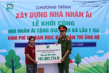 Cô bé mồ côi người Mông ở Nghệ An được xây nhà Nhân ái