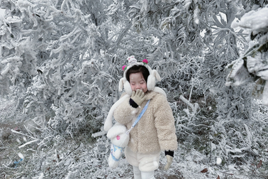 Tranh cãi người mẹ đưa con 5 tuổi đi "săn" băng tuyết -4 độ ở đỉnh Mẫu Sơn
