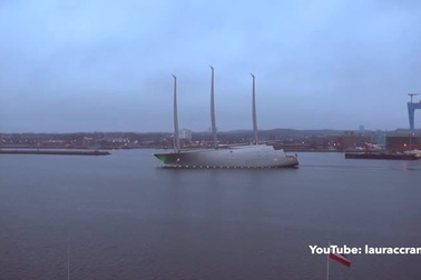 Chiếc siêu du thuyền đang thống trị bến cảng Monaco.