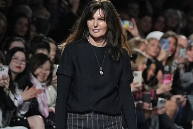 Nhà thiết kế chính của Chanel bất ngờ từ chức