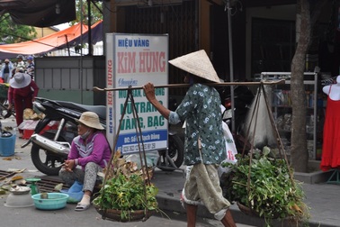Nhọc nhằn mưu sinh sau gánh “lá mùng 5”