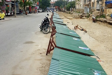 Rào chắn công trình đổ, người đi đường nhập viện