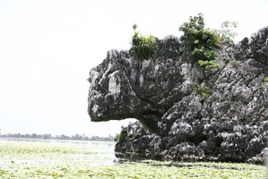 Chùm ảnh: Vẻ đẹp hoang sơ của hồ Quan Sơn