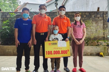 Cháu bé bị ung thư máu được ngân hàng SHB hỗ trợ 100 triệu đồng