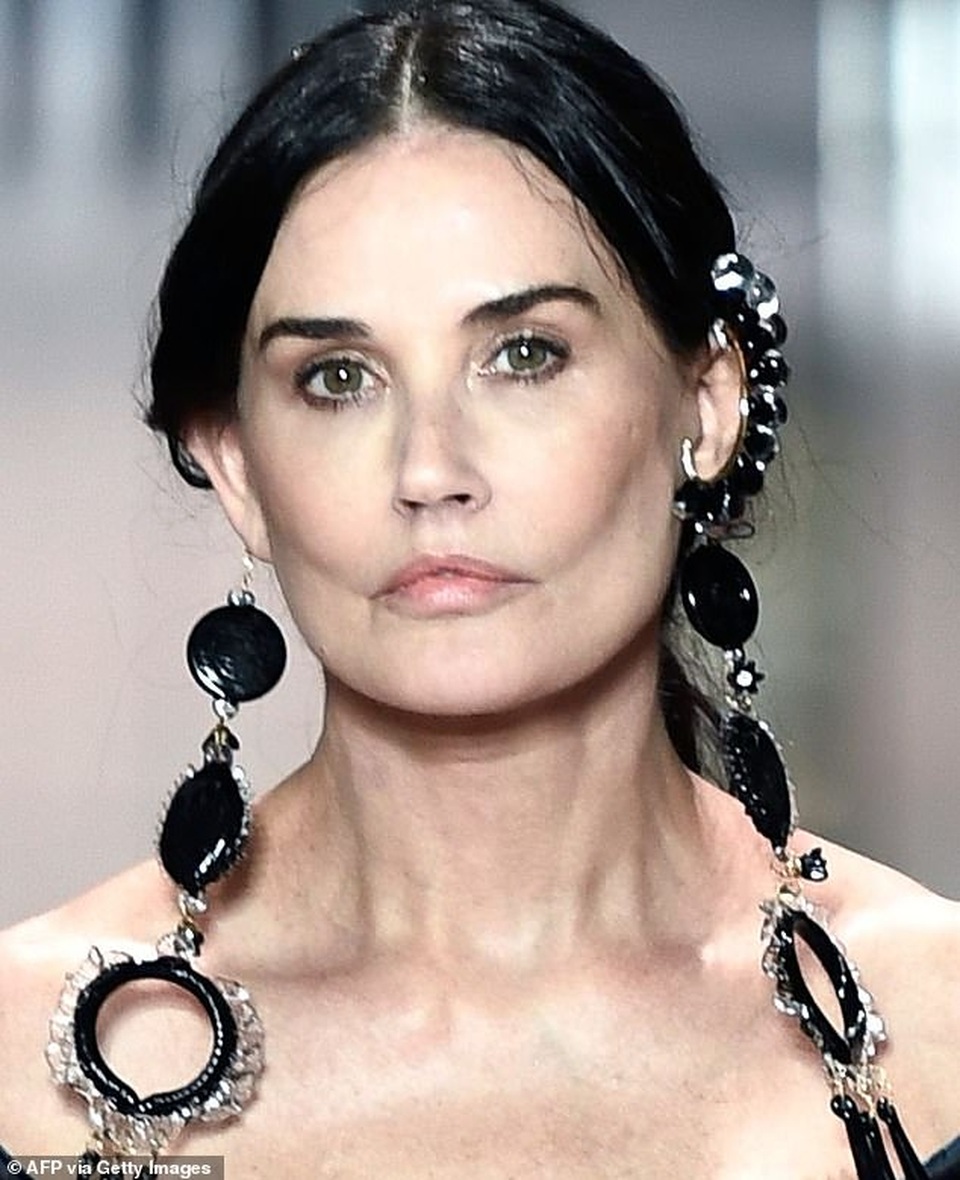 Lộ mặt sưng phồng kỳ dị, Demi Moore bị nghi phẫu thuật thẩm mỹ - 2 Lộ mặt sưng phồng kỳ dị, Demi Moore bị nghi phẫu thuật thẩm mỹ - 2