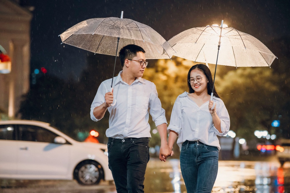 Ngắm Hà Nội lãng mạn trong mưa qua bộ ảnh của cặp đôi trẻ - 5 Ngắm Hà Nội lãng mạn trong mưa qua bộ ảnh của cặp đôi trẻ - 5