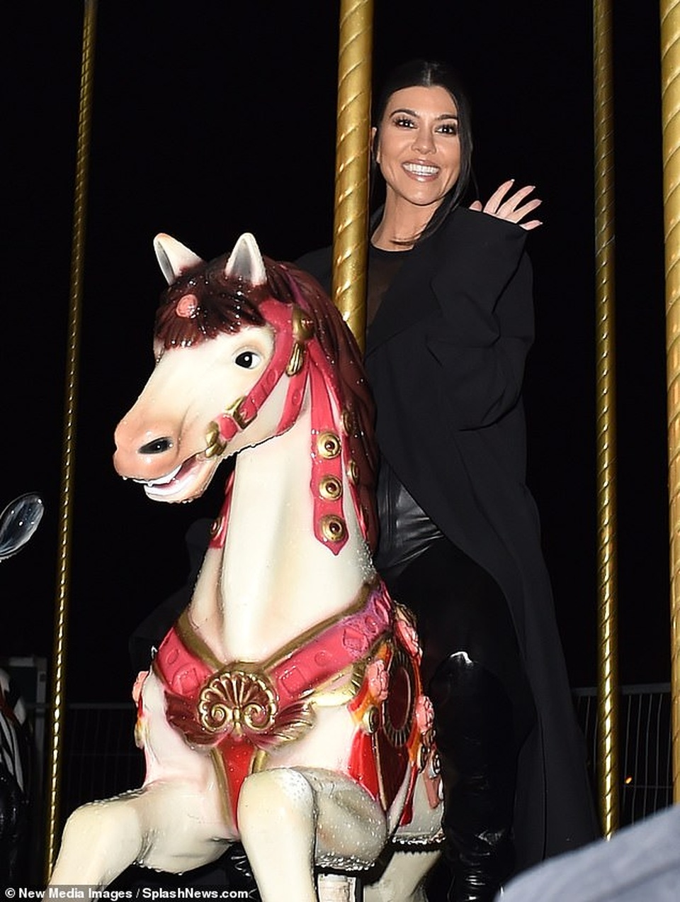 Kourtney Kardashian mặc áo hở bạo đi chơi ở Paris - 5 Kourtney Kardashian mặc áo hở bạo đi chơi ở Paris - 5