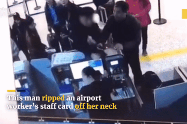 Khách Trung Quốc hành hung, xé thẻ tên của nhân viên hàng không