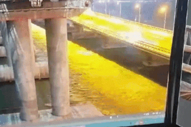 Nghi vấn vật thể lạ xuất hiện dưới cầu Crimea trước vụ nổ