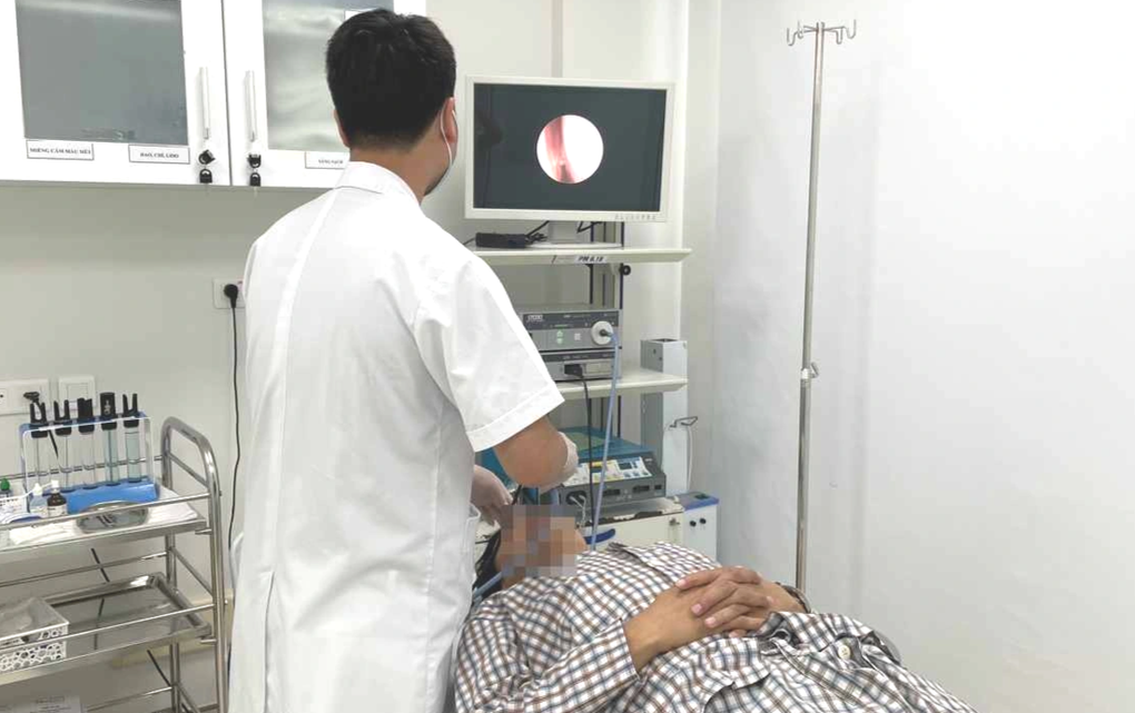 Chàng trai 24 tuổi rậm lông, mặt tròn xoe vì tự dùng thuốc xịt mũi - 1 Chàng trai 24 tuổi rậm lông, mặt tròn xoe vì tự dùng thuốc xịt mũi - 1