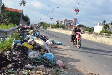 Rác ngập đường, nhà máy xử lý vẫn chậm tiến độ