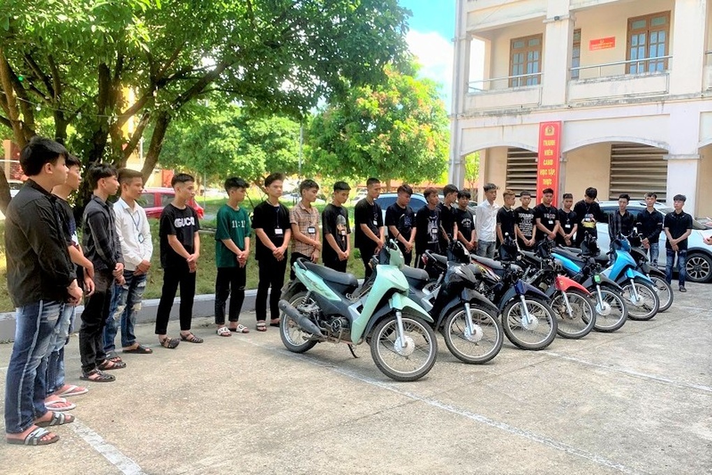 Khởi tố 23 thanh niên mang dao phóng lợn, gặp người là đánh - 1 Khởi tố 23 thanh niên mang dao phóng lợn, gặp người là đánh - 1