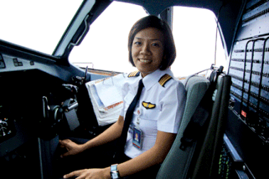 Cử nhân Kinh tế là nữ phi công đầu tiên của Việt Nam 