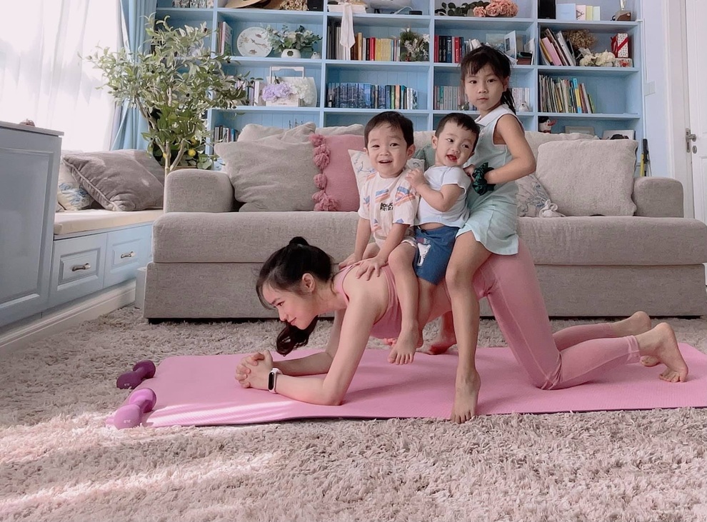 Bà mẹ 3 con chia sẻ tuyệt chiêu tập luyện giữ dáng tại nhà mùa dịch - 5 Bà mẹ 3 con chia sẻ tuyệt chiêu tập luyện giữ dáng tại nhà mùa dịch - 5