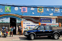 Hàng chục cảnh sát vây bắt kẻ lạ mặt xông vào trường mầm non uy hiếp trẻ