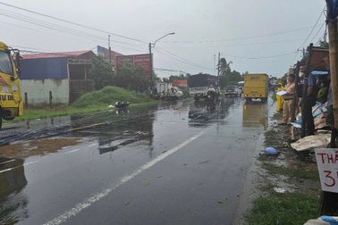 Xe máy tông trực diện ô tô tải, 2 người thương vong