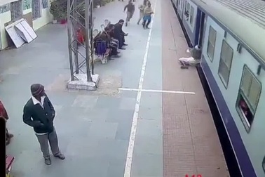 Người đàn ông thoát chết may mắn khi bị đoàn tàu kéo lê