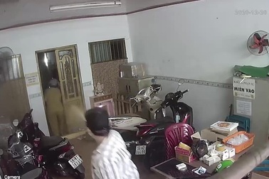 Người phụ nữ bị cướp xịt hơi cay lúc rạng sáng ở Sài Gòn