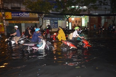 Giao thông kẹt cứng vì đường lại thành... sông