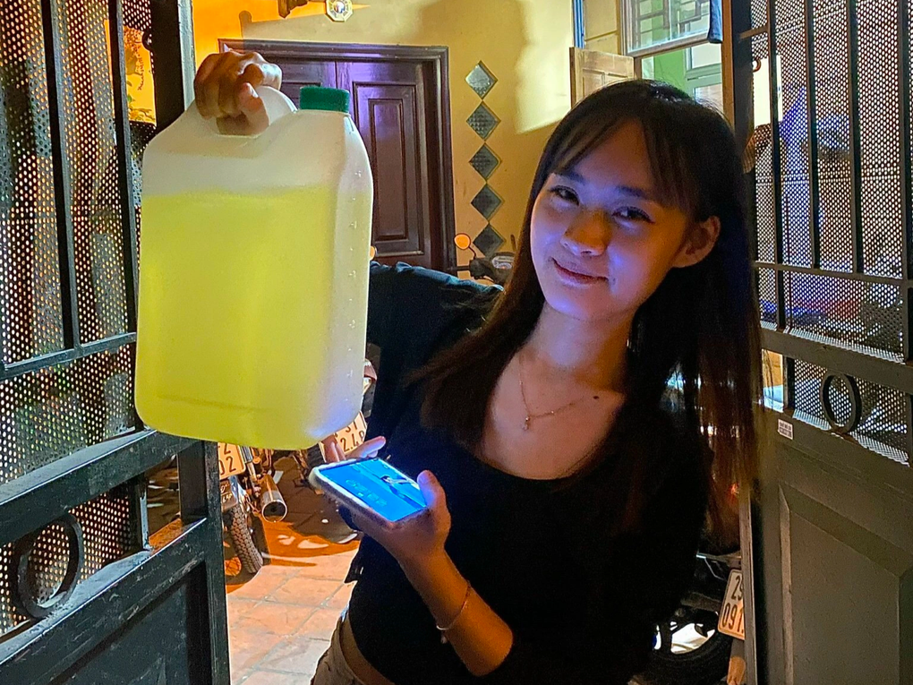 Chàng trai Hà Nội xách can đi xa 60km mua xăng về đổ cho xe máy - 3 Chàng trai Hà Nội xách can đi xa 60km mua xăng về đổ cho xe máy - 3