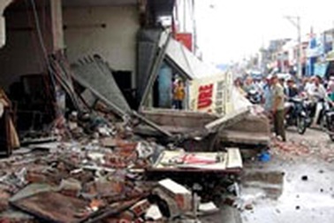 Xe buýt cán chết người, đâm sập nhà dân