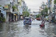 Mưa xối xả suốt hơn 2 tiếng, Sài Gòn ngập tứ phía
